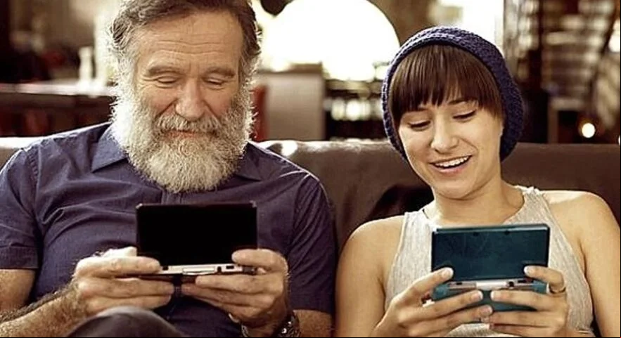 Em 2023, a filha do ator americano Robin Williams, Zelda Williams, criticou a recriação da voz de seu pai por meio de inteligência artificial. Ele se suicidou em agosto de 2014,
