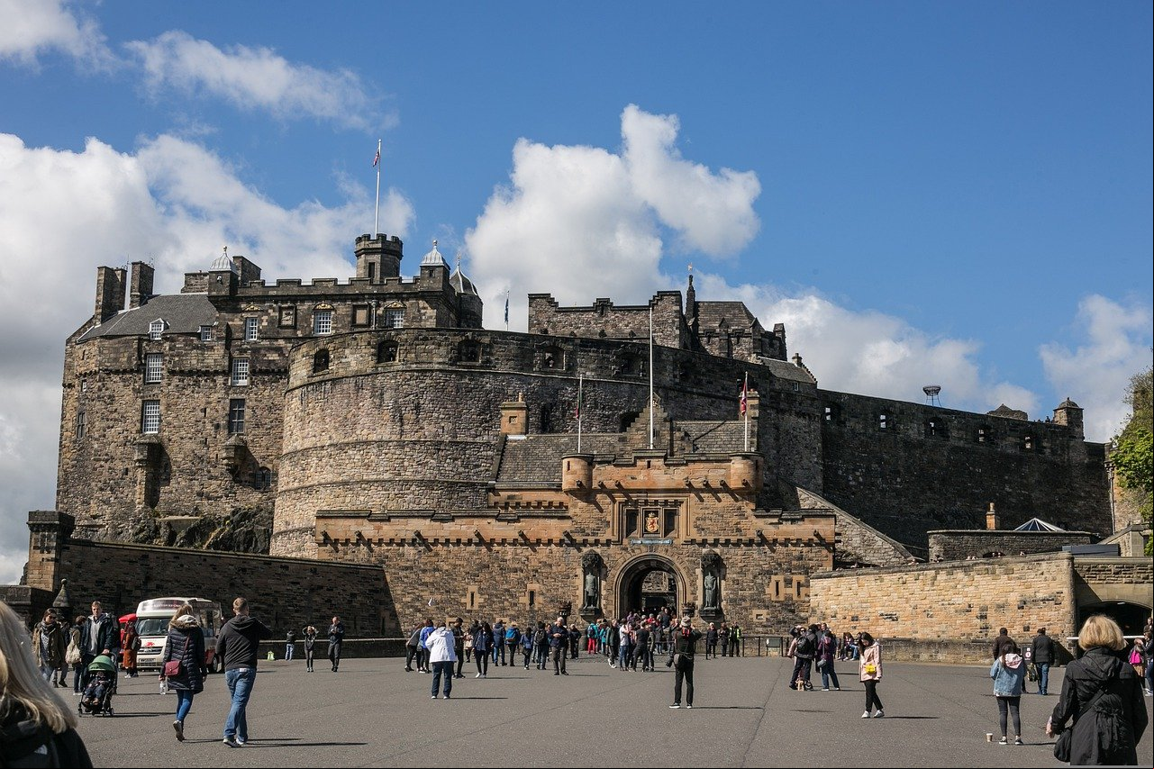 O Castelo de Edimburgo é uma das atrações mais icônicas da Escócia e uma das fortalezas mais famosas do mundo. Ele tem a fama de mal-assombrado e um dos boatos é de um tocador de gaita de foles que entrou em uma rede secreta de túneis sob o chão do castelo e nunca teria retornado. Há quem diga que é possível ouvir o som da gaita até hoje.
