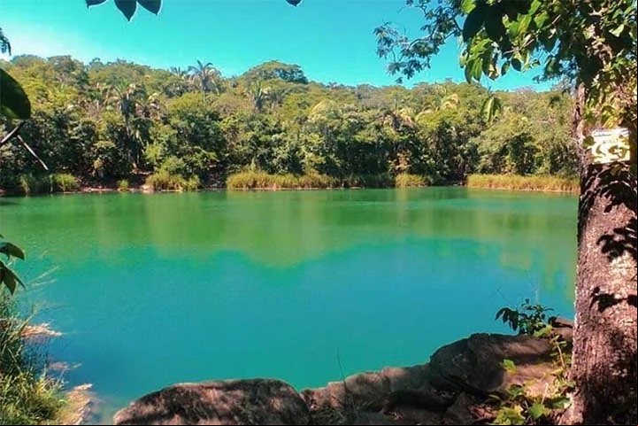 O mistério acaba alimentando lendas de que a lagoa seria um portal para outro mundo ou até redemoinhos invisíveis que engolem objetos e pessoas.