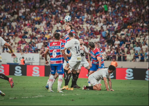 Jogo entre Fortaleza e Santos pela Série A 2025