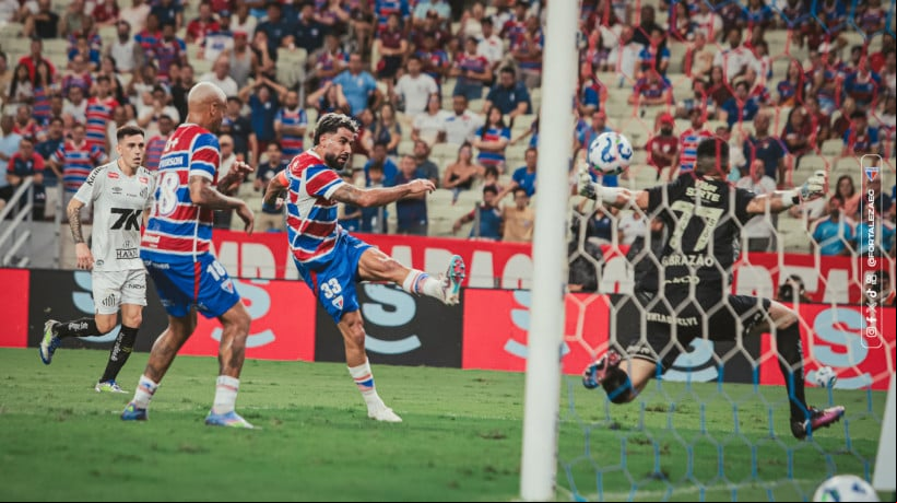 Brítez, zagueiro do Fortaleza, durante jogo contra o Santos 