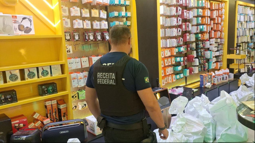 Operação da Receita Federal mira contrabando e pirataria no Centro de Sobral, no Ceará